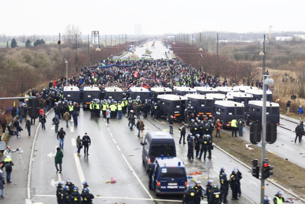 Policija blokuoja kelius prie 
